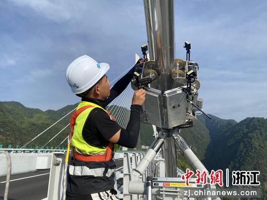 工作人员操作“ICIR爬索机器人”。温州管理中心 供图 工作人员操作“ICIR爬索机器人”。温州管理中心 供图