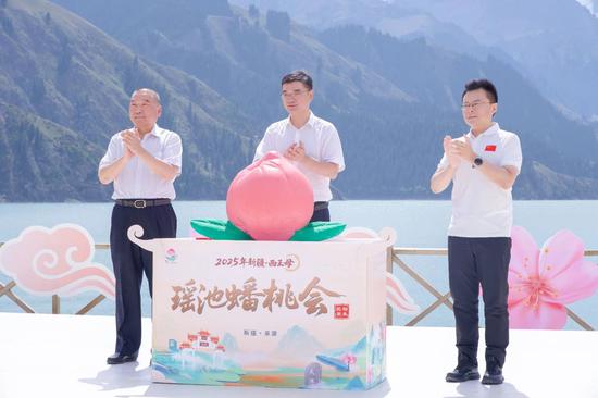 昌吉州党委副书记高雷，市委副书记、市长李星辰，西王母文化研究学者迟文杰共同为西王母瑶池蟠桃会IP揭幕。苑宝录 摄