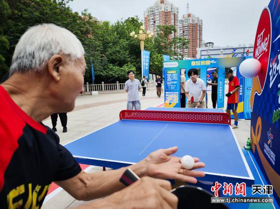 8月8日,天津,市民在互动体验区切磋乒乓球。当日是第17个全民健身日,天津市举办丰富多彩的全民健身日系列活动,让市民在运动健身中享受乐趣。记者 佟郁 摄 8月8日,天津,市民在互动体验区切磋乒乓球。当日是第17个全民健身日,天津市举办丰富多彩的全民健身日系列活动,让市民在运动健身中享受乐趣。记者 佟郁 摄