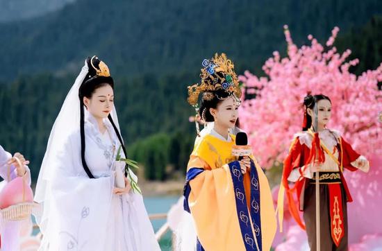 由演员化身的“西王母”携“众仙家”降临活动现场。魏鹏慧 摄