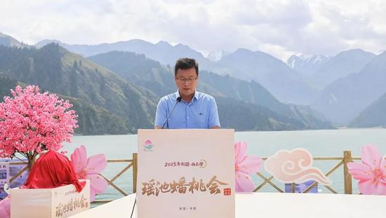 中国农业科学院西部农业研究中心副主任何文清在启动仪式现场就桃产业发展进行分享。王嘉蕾 摄