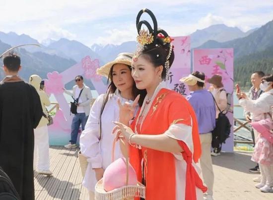 游客和演员合照留念。王嘉蕾 摄