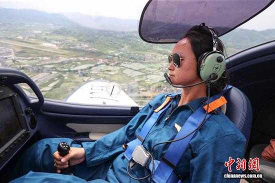 6月10日，女飞行教员韩玉驾驶航空器在黄平旧州机场空域训练，韩玉是旧州镇老里坝村村民，进入基地已经7年。中新社记者 瞿宏伦 摄