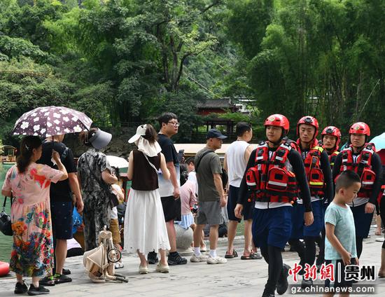 消防指战员在景区巡逻 消防指战员在景区巡逻