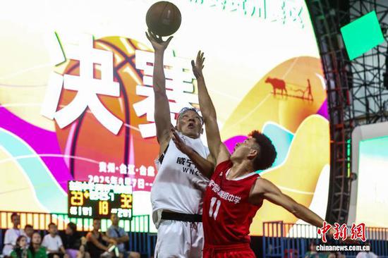 8月9日晚，威宁产投集团队(白衣)和威宁阳光高级中学队在比赛中。 记者 瞿宏伦 摄