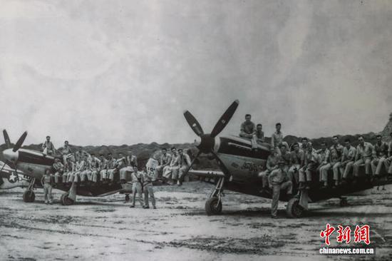 8月10日，工作人员刘荣雨在清扫黄平旧州机场修建时期留存的大石碾。中新社记者 瞿宏伦 摄