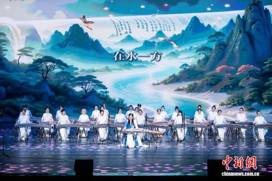 2025年8月9日晚，一场主题为“两岸同心 青春共鸣”的黔台音乐交流会在贵州省毕节市大剧院举行，78名台湾青年学生和119名大陆的青年音乐人同台竞技展演、互相交流切磋。音乐交流会现场节目精彩纷呈，其中一曲《我和我的祖国》由两岸青年共同演绎，台湾青年的演奏细腻温婉，大陆青年的表演热情奔放，两种风格相互交融，共谱两岸一家亲的和谐乐章。图为黔台音乐交流会现场。罗大富 摄