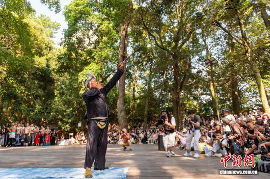 图为岜沙苗寨的村民在“村T”台上走秀展示。吴德军 摄