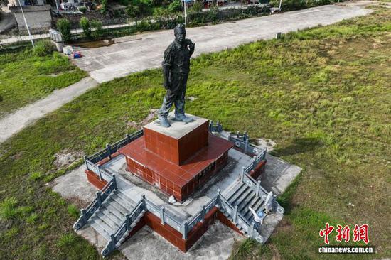 8月10日，游客在黄平旧州机场外参观美国“飞虎队”创始人陈纳德将军雕像。(无人机照片)中新社记者 瞿宏伦 摄