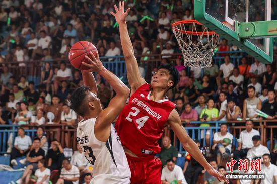 8月9日晚，2025年“村BA”球王争霸赛贵州赛区决赛冠亚军争夺战在贵州省黔东南苗族侗族自治州台江县台盘村举行，威宁产投集团队以79:76战胜威宁阳光高级中学队夺得冠军。据悉，贵州赛区于2025年3月启动，设置东、西部两个分赛区进行选拔，出线的前4名（共8支队）参加此次决赛。图为威宁产投集团队和威宁阳光高级中学队（红衣）在比赛中。 记者 瞿宏伦 摄