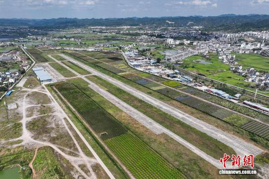 8月10日，航拍黄平旧州机场。(无人机照片)中新社记者 瞿宏伦 摄
