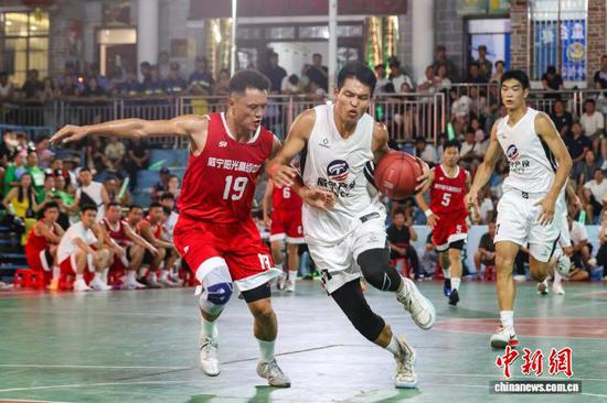 8月9日晚，威宁产投集团队(白衣)和威宁阳光高级中学队在比赛中。 记者 瞿宏伦 摄