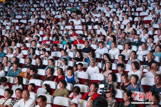 图为市民观看黔台音乐交流会。罗大富 摄