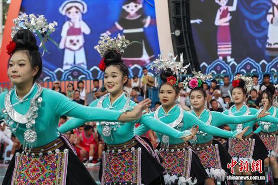 8月9日晚，决赛前的深山音乐会节目表演。 记者 瞿宏伦 摄