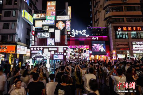 8月7日晚,游客在贵阳市青云市集游览。中新社记者 瞿宏伦 摄 8月7日晚,游客在贵阳市青云市集游览。中新社记者 瞿宏伦 摄