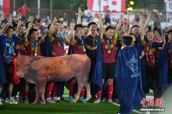 图为8月9日晚,2025年贵州“村超”总决赛现场,忠诚村足球队获得冠军。龙建睿 摄 图为8月9日晚,2025年贵州“村超”总决赛现场,忠诚村足球队获得冠军。龙建睿 摄