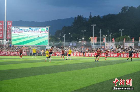 8月9日晚，2025年贵州“村超”总决赛在贵州省榕江县“村超”球场举行。冠军争夺战由忠诚村足球队对阵龙泉井村足球队。经过激烈角逐，忠诚村队在点球大战中击败对手，夺得本届“村超”冠军。图为2025年贵州“村超”总决赛现场，忠诚村足球队（红衣）对阵龙泉井村足球队（黄衣）。