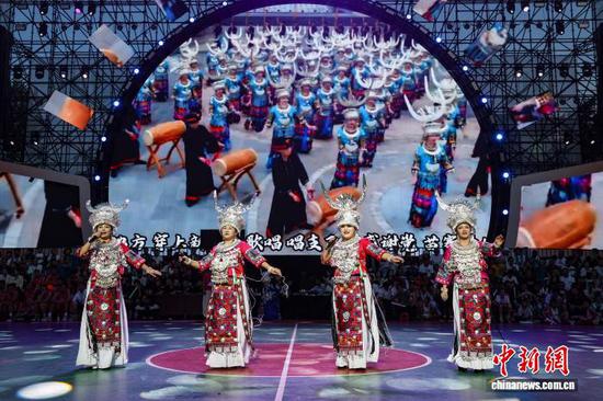 8月9日晚,决赛前的深山音乐会节目表演。 记者 瞿宏伦 摄 8月9日晚,决赛前的深山音乐会节目表演。 记者 瞿宏伦 摄