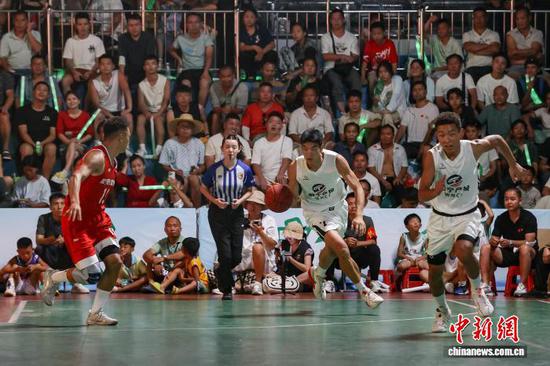 8月9日晚，威宁产投集团队(白衣)和威宁阳光高级中学队在比赛中。 记者 瞿宏伦 摄