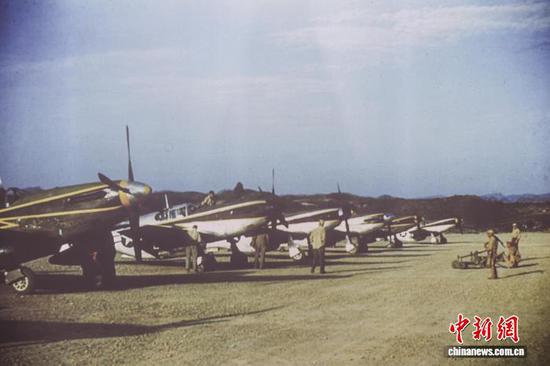 8月10日，在黄平旧州机场航空文化展示区翻拍的抗日战争时期机场老照片。中新社记者 瞿宏伦 摄
