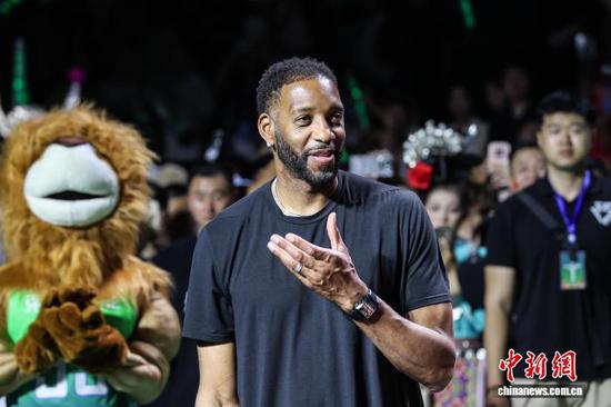 图为麦迪接受“村BA”主持人采访。中新社记者 瞿宏伦 摄