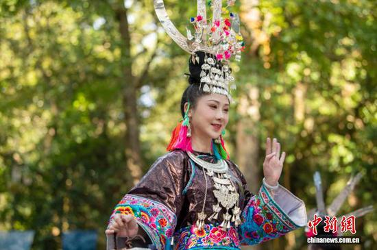 图为村民模特在岜沙苗寨的“村T”台上展示苗族服饰。吴德军 摄