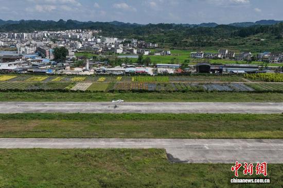 8月10日，航空器从黄平旧州机场起飞。(无人机照片)中新社记者 瞿宏伦 摄