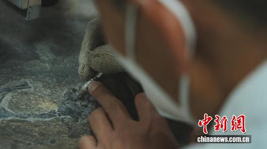 2025年4月15日,在贵州省兴义世界地质公园博物馆化石修复室内,化石修复师王云忠进行化石修复工作。中新社记者 周燕玲 摄 2025年4月15日,在贵州省兴义世界地质公园博物馆化石修复室内,化石修复师王云忠进行化石修复工作。中新社记者 周燕玲 摄