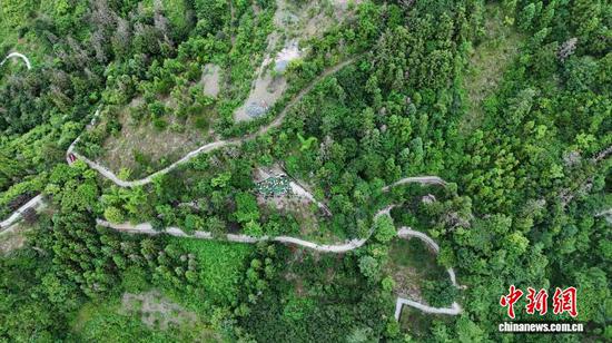 航拍贵州省剑河县革东镇八郎村的乌溜-曾家崖剖面。潘文 摄 航拍贵州省剑河县革东镇八郎村的乌溜-曾家崖剖面。潘文 摄