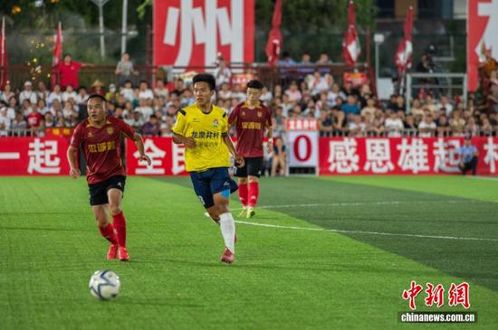 图为2025年贵州“村超”总决赛现场，忠诚村足球队（红衣）对阵龙泉井村足球队（黄衣）。