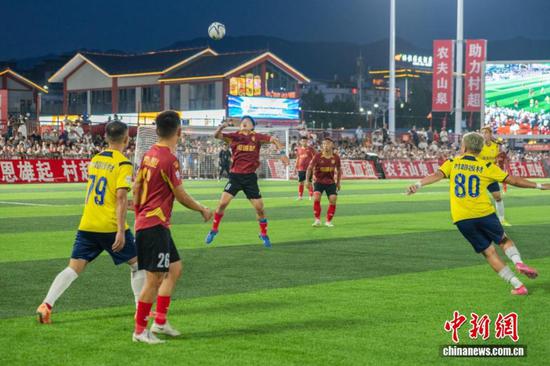 图为2025年贵州“村超”总决赛现场，忠诚村足球队（红衣）对阵龙泉井村足球队（黄衣）。