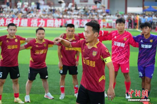 图为8月9日晚,2025年贵州“村超”总决赛现场。忠诚村足球队队长董永恒和队友加油。龙建睿 摄 图为8月9日晚,2025年贵州“村超”总决赛现场。忠诚村足球队队长董永恒和队友加油。龙建睿 摄