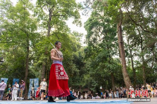 图为模特在岜沙苗寨的“村T”台上走秀。吴德军 摄