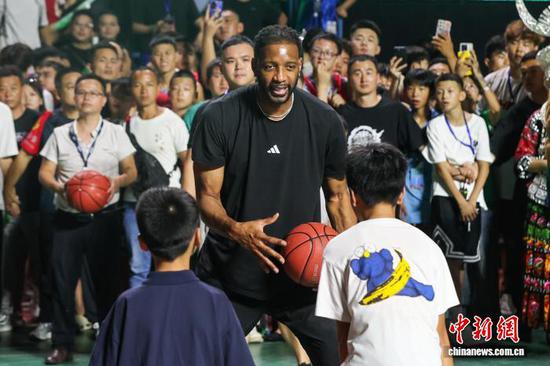 8月9日晚,麦迪在和小球员互动。 记者 瞿宏伦 摄 8月9日晚,麦迪在和小球员互动。 记者 瞿宏伦 摄