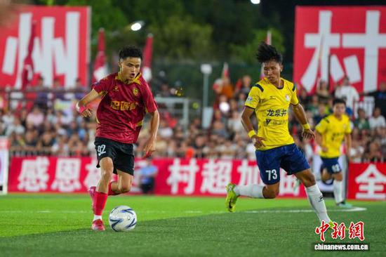 8月9日晚,2025年贵州“村超”总决赛现场,忠诚村足球队(红衣)与龙泉井村足球队(黄衣)球员展开拼抢。龙建睿 摄 8月9日晚,2025年贵州“村超”总决赛现场,忠诚村足球队(红衣)与龙泉井村足球队(黄衣)球员展开拼抢。龙建睿 摄