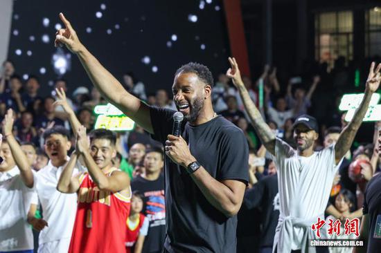 图为麦迪在和球迷互动。中新社记者 瞿宏伦 摄