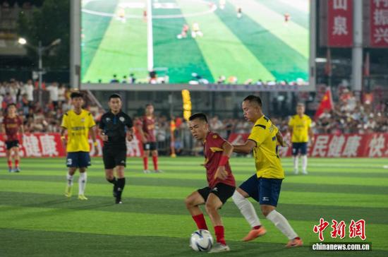 图为2025年贵州“村超”总决赛现场，忠诚村足球队（红衣）对阵龙泉井村足球队（黄衣）。