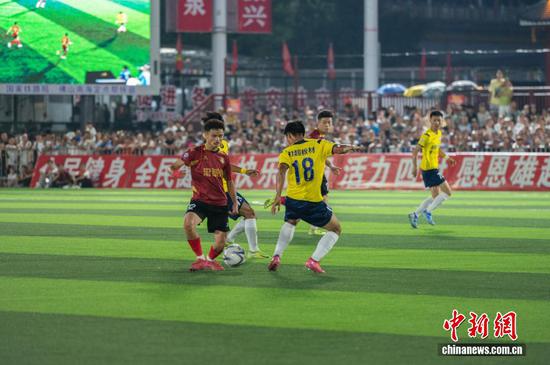 图为2025年贵州“村超”总决赛现场，忠诚村足球队（红衣）对阵龙泉井村足球队（黄衣）。