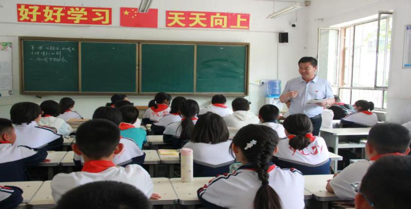 给七年级学生上课。陈永永 摄
给七年级学生上课。陈永永 摄