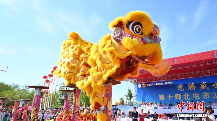 新疆北屯市上演水上龙舟大赛