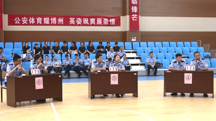 精河县公安局政工干部在积极抢答。 精河县公安局政工干部在积极抢答。