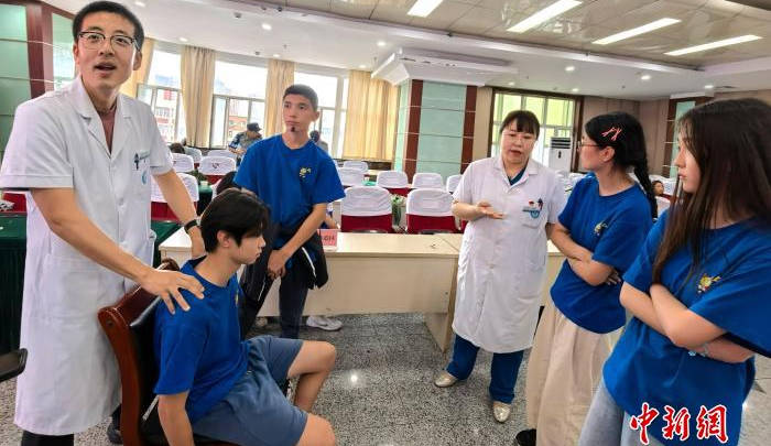 8国华裔青少年在新疆参与“中医药体验”活动