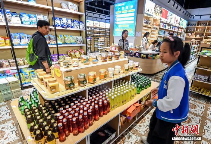 8月11日,新疆乌鲁木齐市,上合示范区新疆商贸区疆来城首届进口商品展举行,23个共建“一带一路”国家的近万种商品集中展示,吸引众多游客及市民前来参观、选购。中新社记者 刘新 摄 8月11日,新疆乌鲁木齐市,上合示范区新疆商贸区疆来城首届进口商品展举行,23个共建“一带一路”国家的近万种商品集中展示,吸引众多游客及市民前来参观、选购。中新社记者 刘新 摄