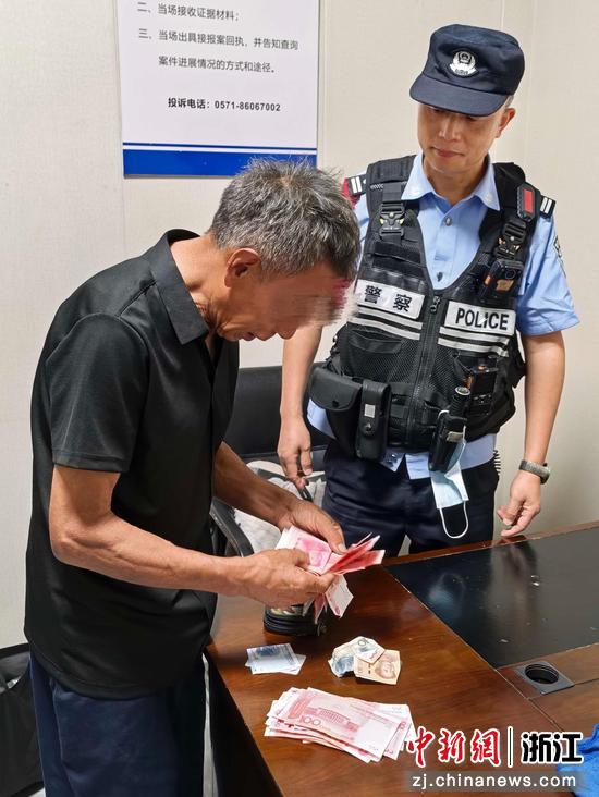 衢州火车站执勤民警左伟峰为旅客何某找回钱包。衢州站派出所供图 衢州火车站执勤民警左伟峰为旅客何某找回钱包。衢州站派出所供图