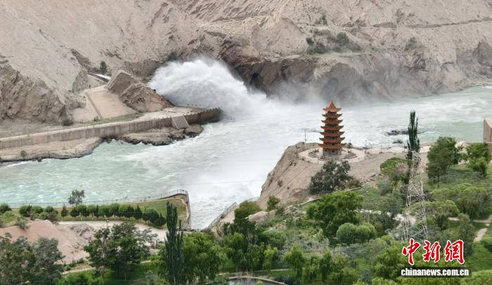 新疆和田：玉出昆冈闻天下 高山引水润黄沙