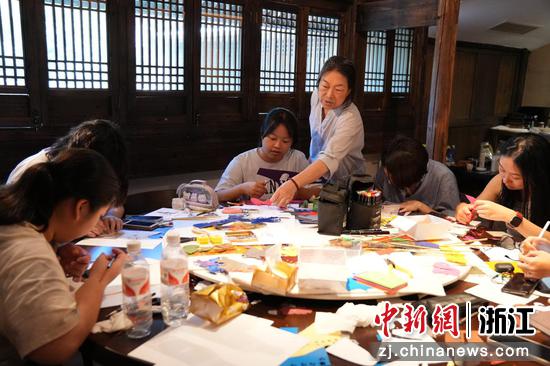 皮影组制作皮影人偶。 范林杰 供图