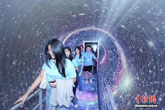 图为参加研学活动的学生体验贵州省科技馆的“时空隧道”。 主办方供图 图为参加研学活动的学生体验贵州省科技馆的“时空隧道”。 主办方供图
