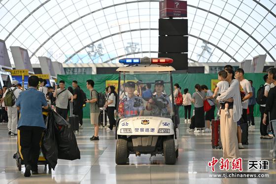 图为北京铁路公安局天津公安处天津西站派出所民警于候车室内驾驶巡逻车巡逻。（北京铁路公安局天津公安处供图）