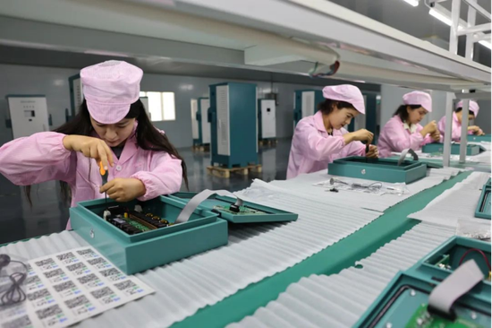 8月12日，骁宇充电（喀什）新能源技术开发有限公司工人在生产线上安装设备。（资料图）喀什地区融媒体中心 记者陈文军 摄e