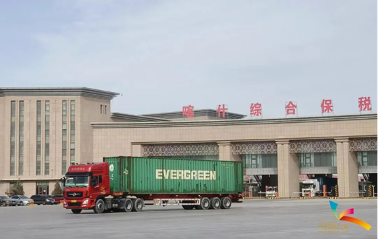 image从喀什综合保税区驶向口岸的集装箱卡车。（资料图）喀什地区融媒体中心 记者庄涛 摄